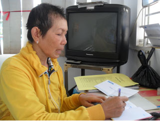 Trao tiền từ thiện