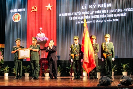 Chủ tịch nước Trương Tấn Sang 
trao Huân chương Quân công hạng Nhất cho lực lượng 
vũ trang Quân khu 9