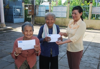 TRAO TIỀN TỪ THIỆN