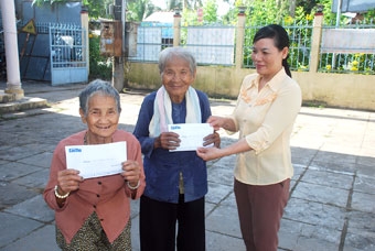 Trao tiền từ thiện