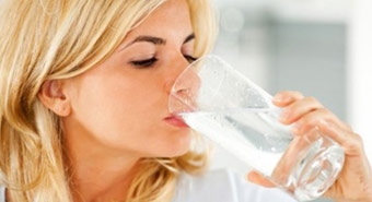 7 nguyên nhân tiềm ẩn khiến bạn luôn khát nước