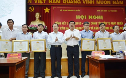ĐẨY MẠNH ĐẦU TƯ
PHÁT TRIỂN KẾT CẤU
HẠ TẦNG GIAO THÔNG VẬN TẢI VÙNG ĐBSCL ĐỒNG BỘ, HIỆN ĐẠI