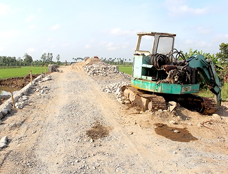 ĐỀ NGHỊ ĐẨY NHANH TIẾN ĐỘ THI CÔNG
TUYẾN ĐƯỜNG Ô TÔ VÀO TRUNG TÂM XÃ TÂN THẠNH