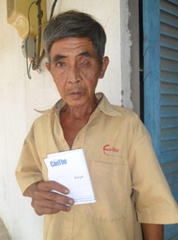 Trao tiền từ thiện