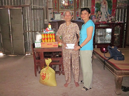 Trao tiền từ thiện