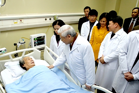 Tổng Bí thư Nguyễn Phú Trọng chúc mừng Bệnh viện Hữu nghị đón nhận danh hiệu Anh hùng Lao động