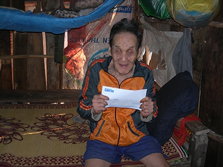 Trao tiền từ thiện