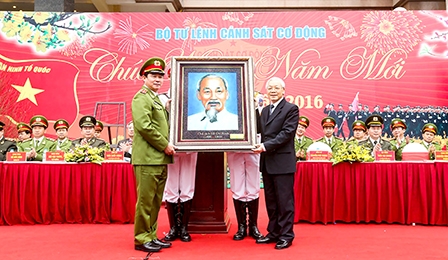 Tổng Bí thư Nguyễn Phú Trọng
thăm Bộ Tư lệnh Cảnh sát cơ động