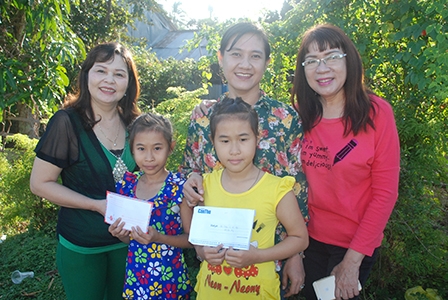 Trao tiền từ thiện