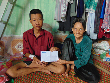 Trao tiền từ thiện