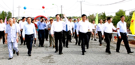 Thủ tướng phát lệnh thông xe cầu Hòa Trung
và đường Hồ Chí Minh đoạn Năm Căn - Đất Mũi