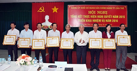 Phát huy trí tuệ của cán bộ, đảng viên, 
xây dựng Đảng ta thật sự trong sạch, vững mạnh