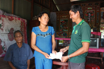 Trao tiền từ thiện