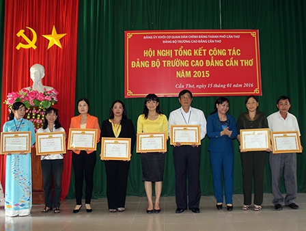 Tập trung lãnh đạo cán bộ, đảng viên 
hoàn thành tốt nhiệm vụ chính trị