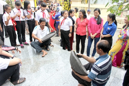 TRÒ CHƠI “ĐÁNH ĐƯỜN” Ở VĨNH THẠNH