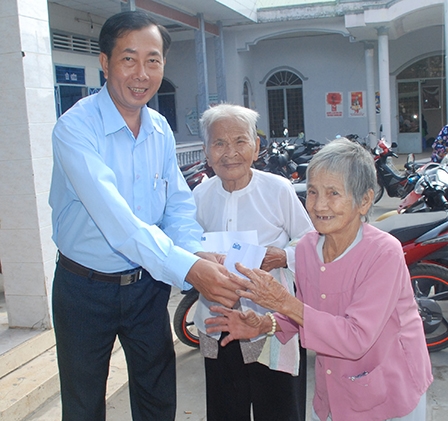 TRAO TIỀN TỪ THIỆN