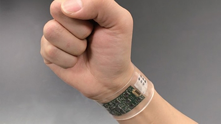 Vòng tay giám sát sức khỏe dựa trên mồ hôi