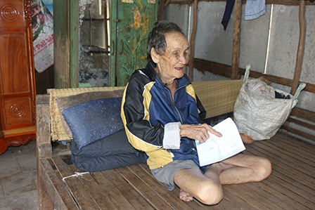 Trao tiền từ thiện