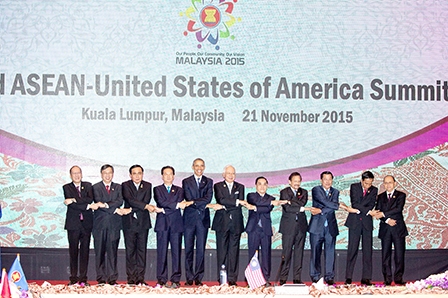 ASEAN tìm kiếm mối quan hệ 
chiến lược mới với Mỹ va&#768; Trung Quô&#769;c