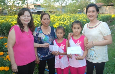 Trao tiền từ thiện