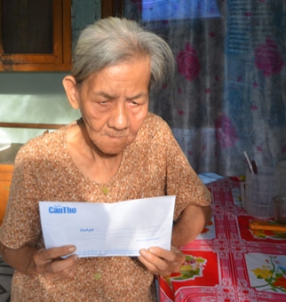 Trao tiền từ thiện