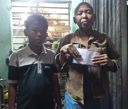 Trao tiền từ thiện