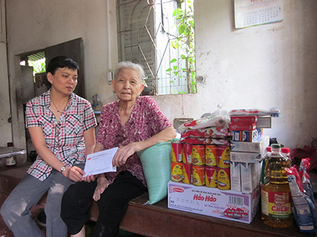 Trao tiền từ thiện