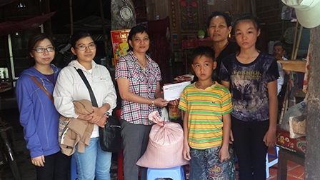 Trao tiền từ thiện