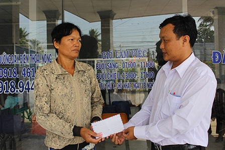 Trao tiền từ thiện