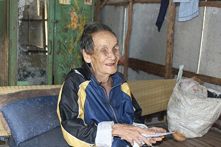 Trao tiền từ thiện