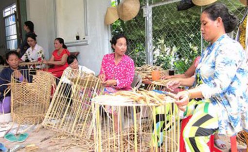 កើ-ដ ផ្តុំកម្លាំងគិតគូរជីវភាពគ្រួសារជនរួមជាតិខ្មែរក្រីក្រ