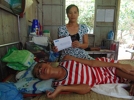 Trao tiền từ thiện