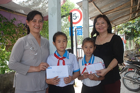 Trao tiền từ thiện