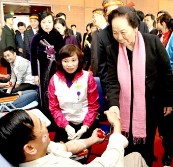 Phó Chủ tịch nước Nguyễn Thị Doan
đánh trống khai hội xuân hồng năm 2016