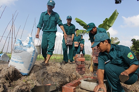 Xây dựng lực lượng dân quân tự vệ
đạt 1,36% so với số dân