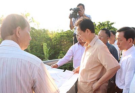 THỦ TƯỚNG CHÍNH PHỦ NGUYỄN TẤN DŨNG KHẢO SÁT TÌNH HÌNH XÂM NHẬP MẶN TẠI ĐỒNG BẰNG SÔNG CỬU LONG