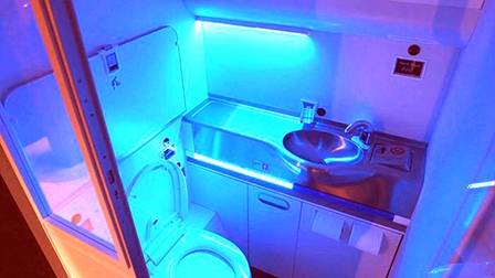 Boeing phát triển phòng vệ sinh tự làm sạch trên máy bay