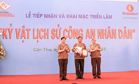 LỄ TIẾP NHẬN VÀ KHAI MẠC TRIỂN LÃM KỶ VẬT LỊCH SỬ CÔNG AN NHÂN DÂN