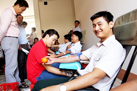 Học tập và làm theo gương Bác 
bằng những công trình, phần việc thiết thực
