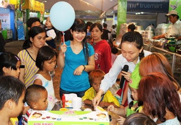 Trên 250.000 lượt khách đến tham quan, mua sắm