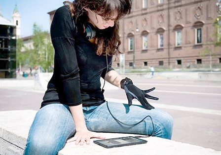 Găng tay chuyển cử chỉ thành âm nhạc