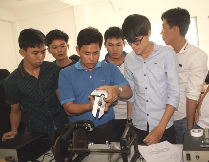 QUAN TÂM ĐÀO TẠO, 
PHÁT HUY VAI TRÒ NGUỒN NHÂN LỰC TRẺ
