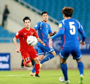 Khó quá, trung phong cho đội tuyển!