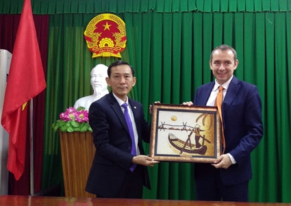 Củng cố, tăng cường 
quan hệ hữu nghị, toàn diện và lâu dài