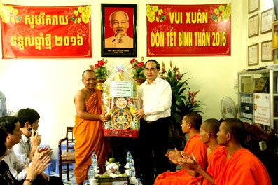 THĂM VÀ CHÚC TẾT CHÔL CHNĂM THMÂY ĐỒNG BÀO DÂN TỘC KHMER