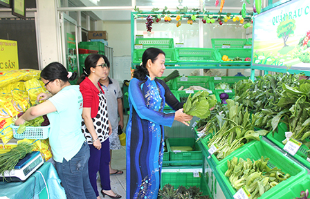 Vì sao sản phẩm nông nghiệp an toàn
còn gặp khó trong tiêu thụ?