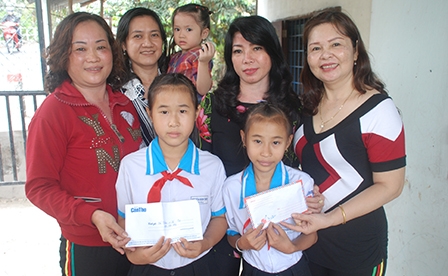 TRAO TIỀN TỪ THIỆN