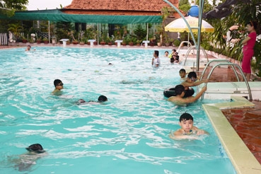 Cho bé bơi lội “giải nhiệt”