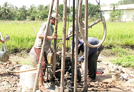 Khai thác hợp lý nguồn nước ngầm 
cung cấp cho vùng hạn mặn