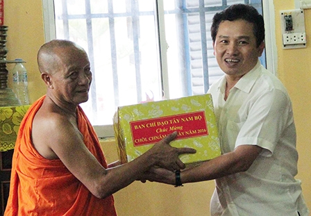 BAN CHỈ ĐẠO TÂY NAM BỘ THĂM, TẶNG QUÀ SƯ SÃI
VÀ ĐỒNG BÀO KHMER SÓC TRĂNG